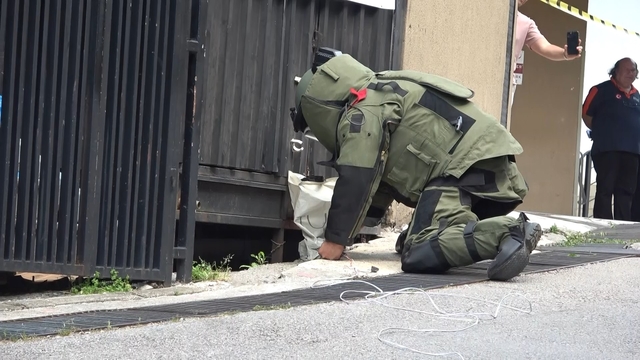 Bursa'da bomba tatbikatı gerçeği aratmadı
Çevrede geniş güvenlik önlemi alındı, polis o paketi böyle havaya uçurdu