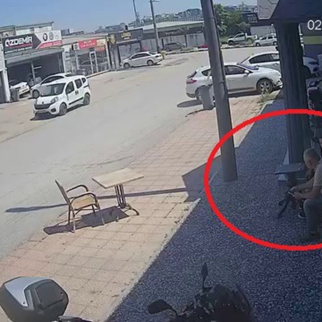 Ticari aracı çalmak isterken meydan dayağı yedi: O anlar kamerada
Madde etk...