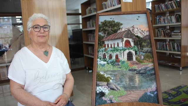 Kırık camları sanat eserine dönüştürüyor
Hobi olarak başladığı cam süsleme sanatından arta kalan kırık camlarla resim tablosu yapıyor