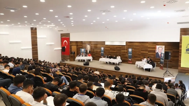 Bayburt'ta liseler arası münazarada teknoloji tartışıldı
