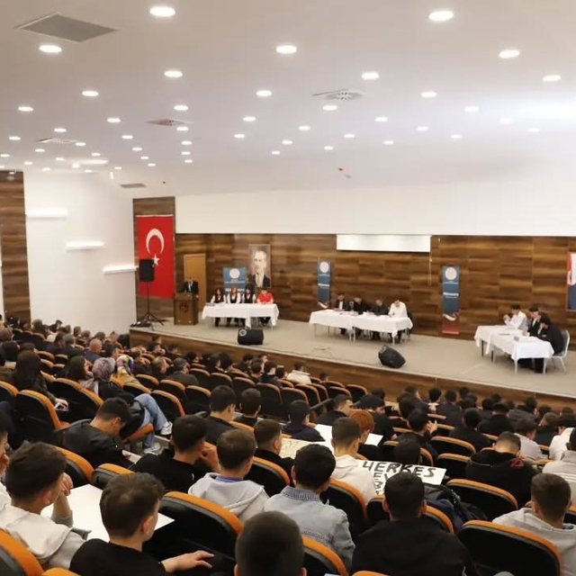 Bayburt'ta liseler arası münazarada teknoloji tartışıldı