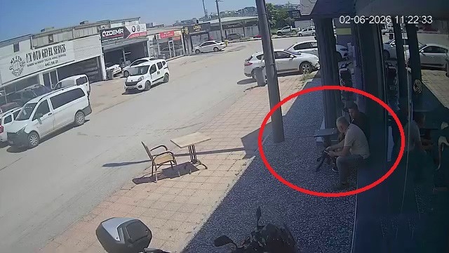 Ticari aracı çalmak isterken meydan dayağı yedi: O anlar kamerada
Madde etkisindeki şahıs ticari aracı çalmaya kalkıştı, esnaf meydan dayağı attı