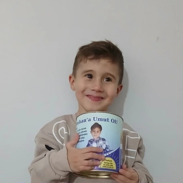 DMD'li Metehan için kurulan stanttaki bağış kutusundan para çalarken yakala...