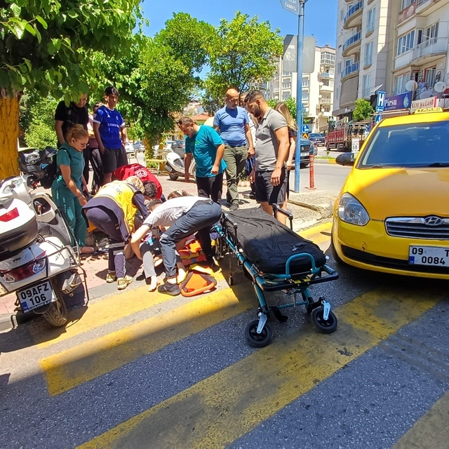 Efeler'de yolun karşısına geçmek isteyen kadına taksi çarptı: 1 yaralı