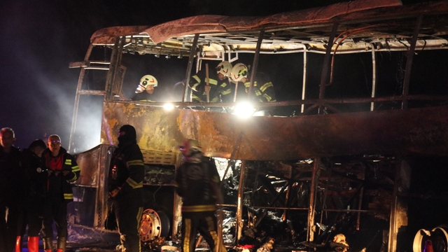 Bir mezarda iki acı: Baba ve 9 aylık oğlu aynı mezarda yan yana toprağa verildi
Denizli'deki otobüs faciasında hayatını kaybeden baba ile 9 aylık bebeği toprağa verildi
Anne Sevda Şen eşi ve bebeğinin tabutlarına sarılarak gözyaşı döktü