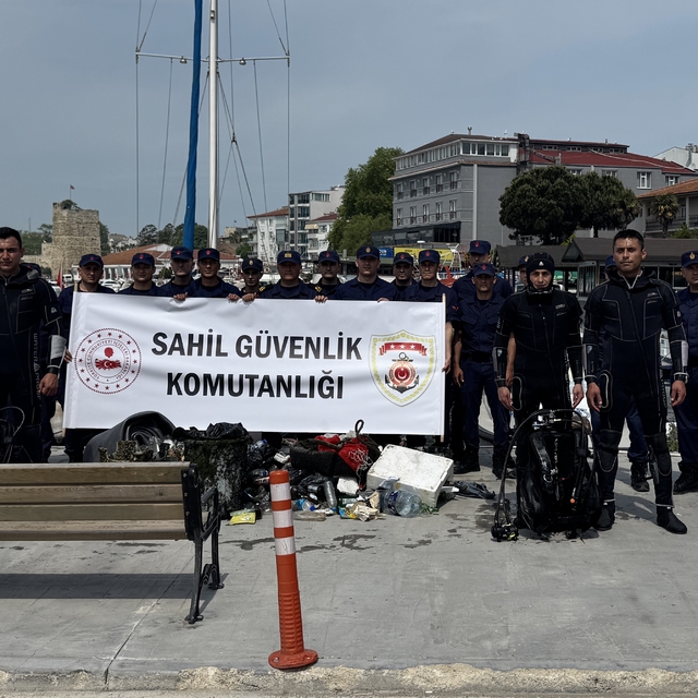 Sinop'ta denizden çıkarılan çöp kovası ve tabure gibi atıklar farkındalık i...