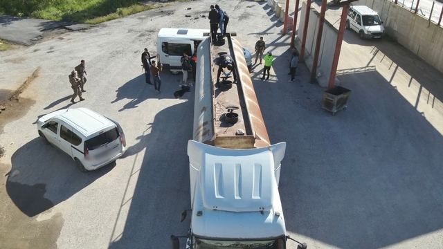 Bitlis'te yakıt tankerinin içinde 30 kaçak göçmen yakalandı