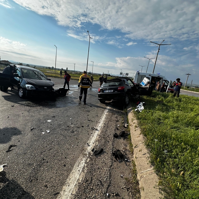 Yozgat'ta iki otomobilin çarpıştığı kazada 7 kişi yaralandı