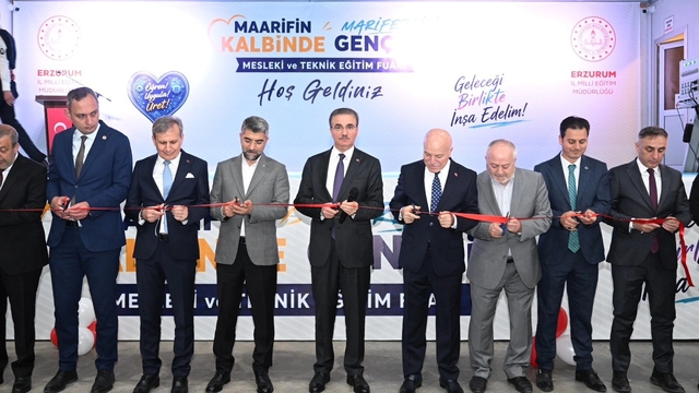 Erzurum'da "Maarifin kalbinde marifetli gençlik" mesleki ve teknik eğitim fuarı açıldı