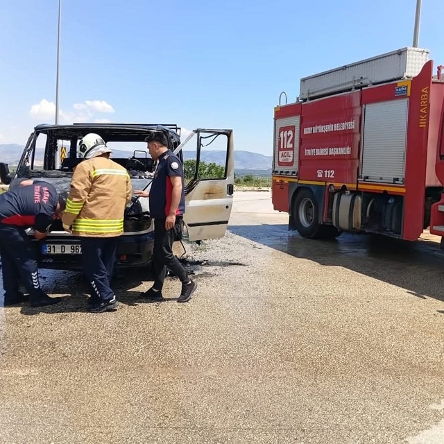 Hassa'da yanan minibüs kullanılmaz hale geldi
