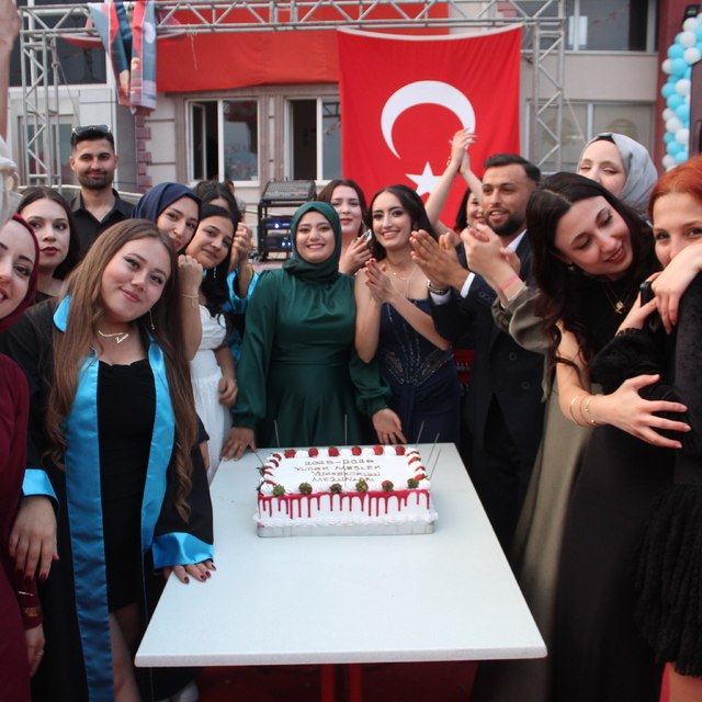 Yunak ilçesinde yüksekokul öğrencileri için mezuniyet töreni düzenlendi