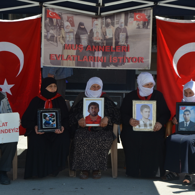 Muş'ta evlatlarına kavuşmak isteyen aileler, DEM Parti önündeki eylemlerini...