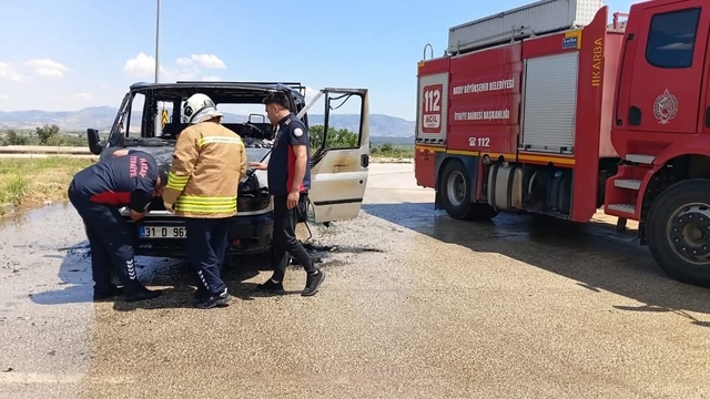 Hassa'da yanan minibüs kullanılmaz hale geldi