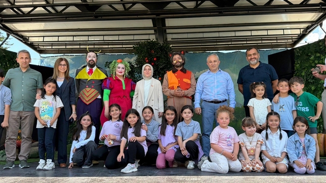 Kamyon tiyatrosu Gümüşova ve Gölyaka'da çocuklarla buluştu
