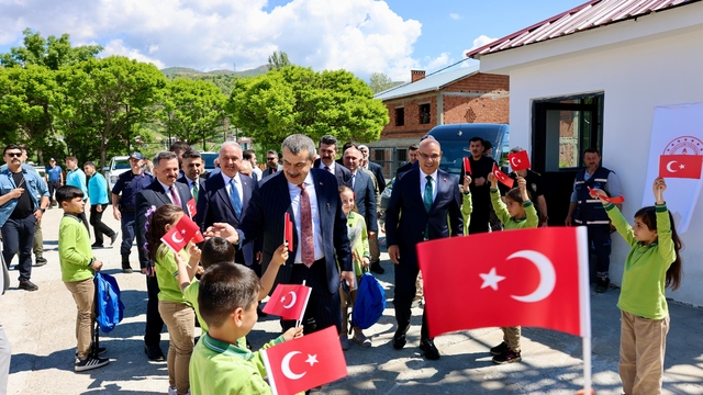 Bakan Yusuf Tekin Giresun'da hayırsever desteğiyle yapılan okul ve camiyi hizmete açtı