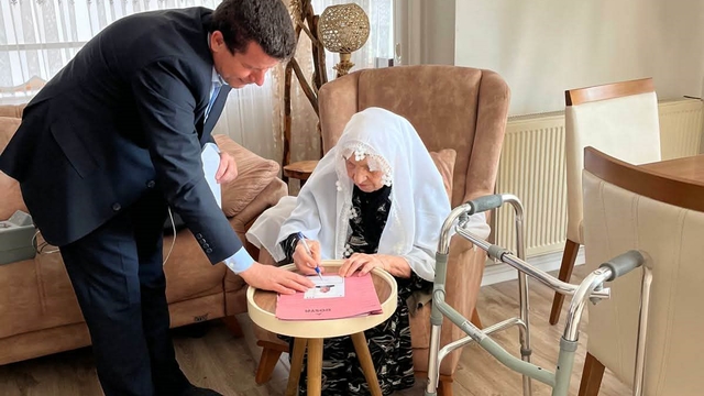 Yaşlı kadının kimliği evinde yenilendi