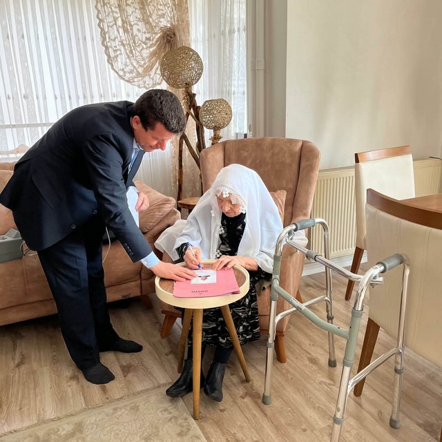 Yaşlı kadının kimliği evinde yenilendi