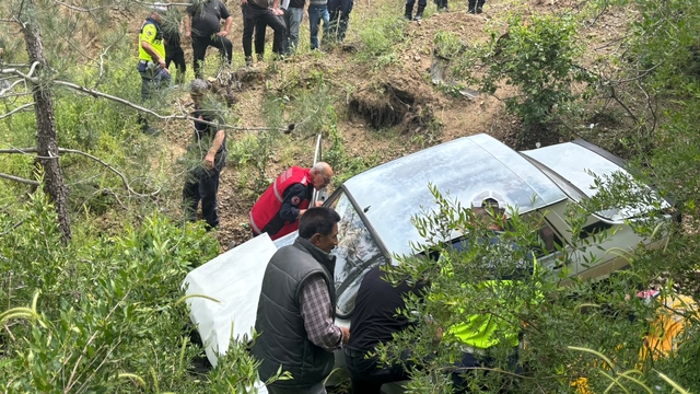 Feke ilçesinde uçuruma yuvarlanan otomobilin sürücüsü yaralandı