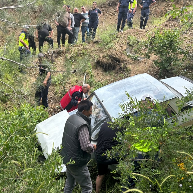 Feke ilçesinde uçuruma yuvarlanan otomobilin sürücüsü yaralandı