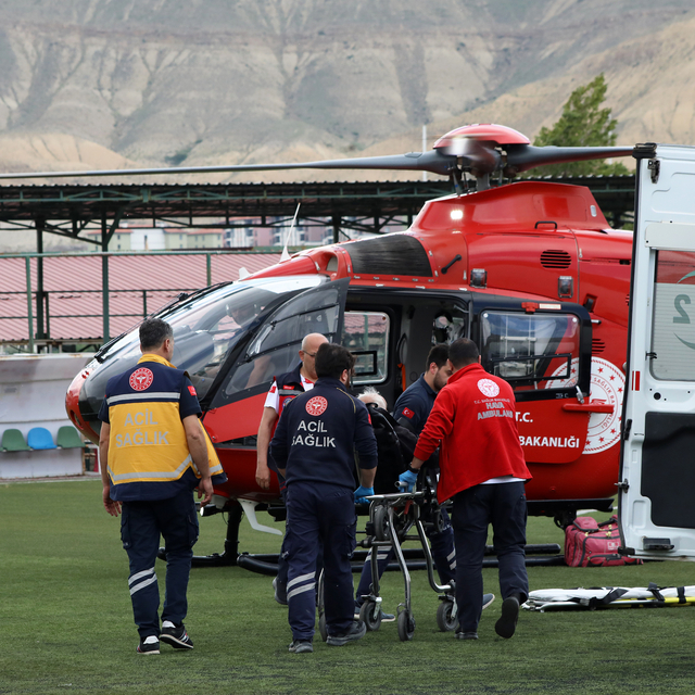 Malatya'da kalp krizi geçiren hasta ambulans helikopterle hastaneye ulaştır...