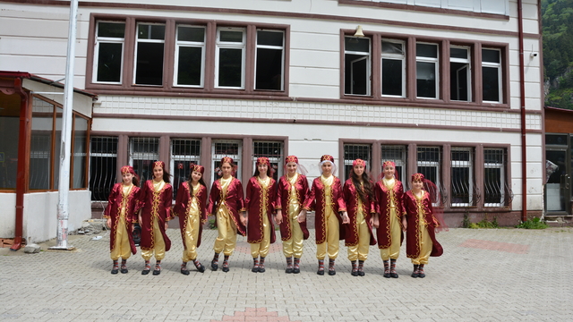 Çaykara'da resim sergisi açıldı