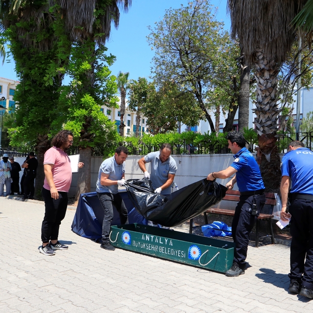 Otobüs durağındaki bankta ölü bulundu
Adliyedeki işlemlerini hallettikten s...