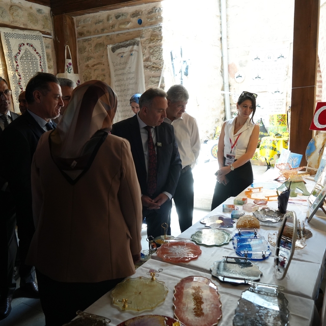 Kaldıkları yurtlarda yıl boyunca eğitim alan öğrencilerin eserleri görücüye...
