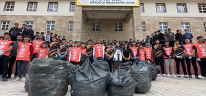 Yüksekova'da 400 kişi bir araya gelerek çevre temizliği yaptı