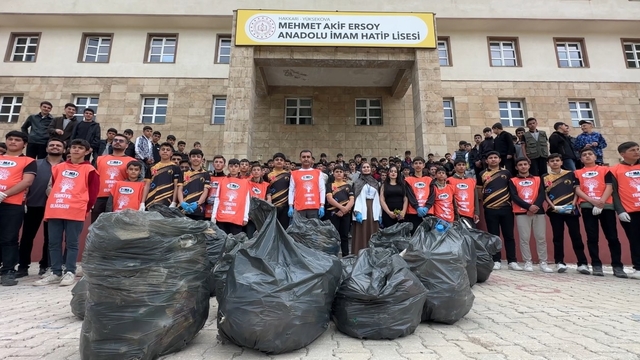 Yüksekova'da 400 kişi bir araya gelerek çevre temizliği yaptı