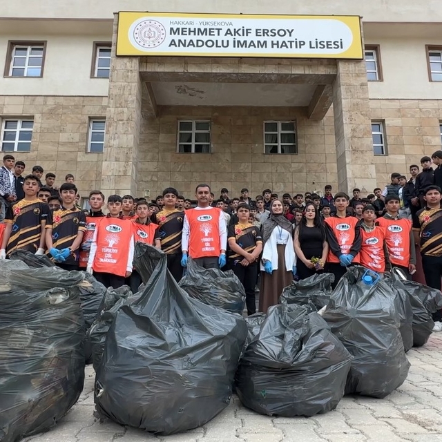 Yüksekova'da 400 kişi bir araya gelerek çevre temizliği yaptı