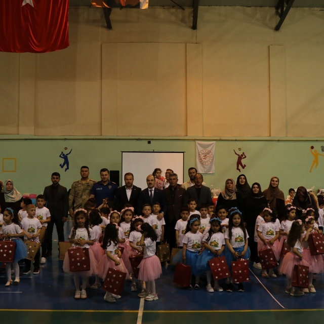 Oltu'da 4-6 yaş Kur'an kursu öğrencilerinden yılsonu programı coşkusu