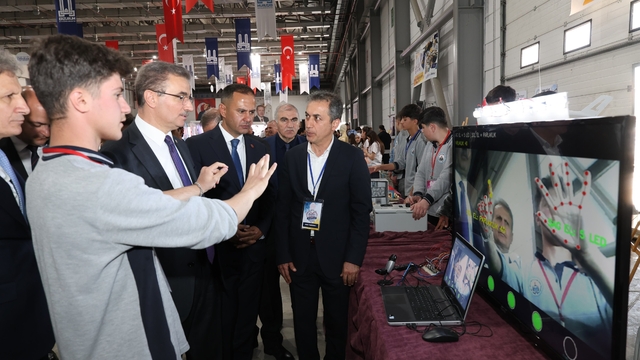 Erzurum'da "Maarifin kalbinde marifetli gençlik" mesleki ve teknik eğitim fuarı açıldı