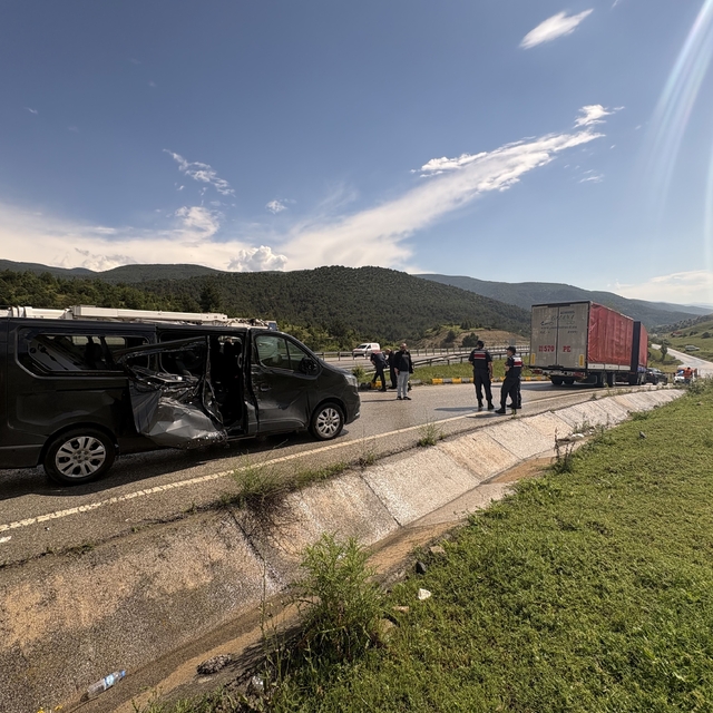 D100'de kayan kamyonun çarptığı minibüsteki 5 kişi yaralandı