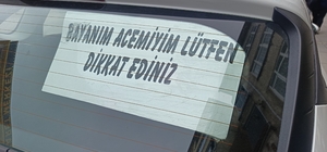 Acemi sürücünün arka cam yazısı dikkat çekti