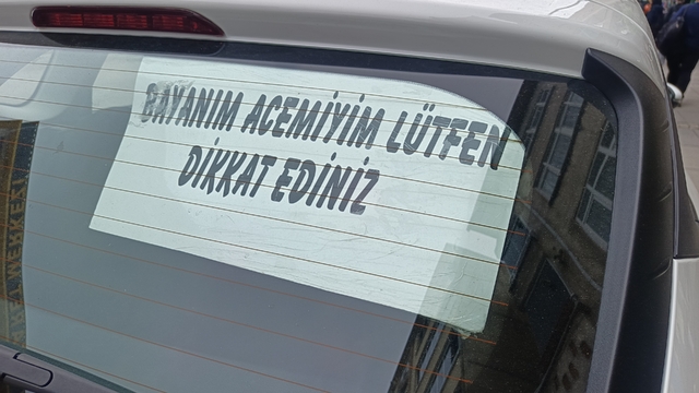 Acemi sürücünün arka cam yazısı dikkat çekti