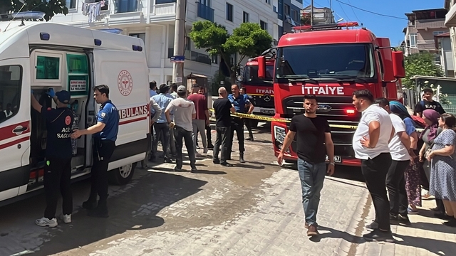 Kocaeli'de apartman dairesinde çıkan yangında anne ve 2 çocuğu dumandan etkilendi