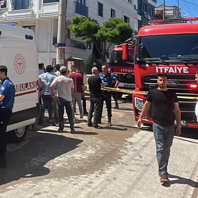 Kocaeli'de apartman dairesinde çıkan yangında anne ve 2 çocuğu dumandan etk...