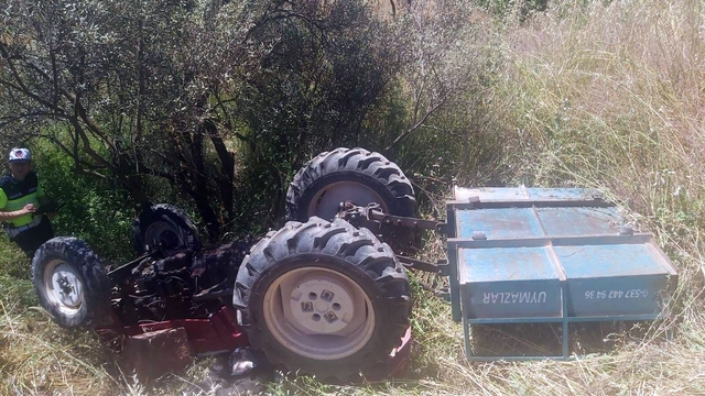 Zeytinliğe devrilen traktörün sürücüsü öldü