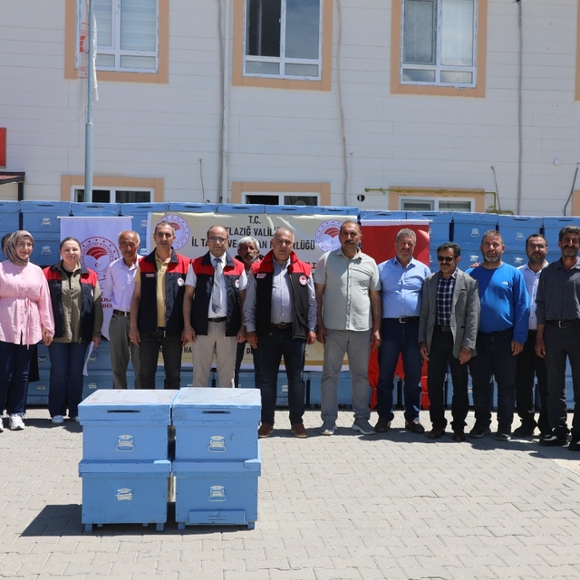Elazığ'da 15 arı yetiştiricisine 150 adet kovan dağıtıldı