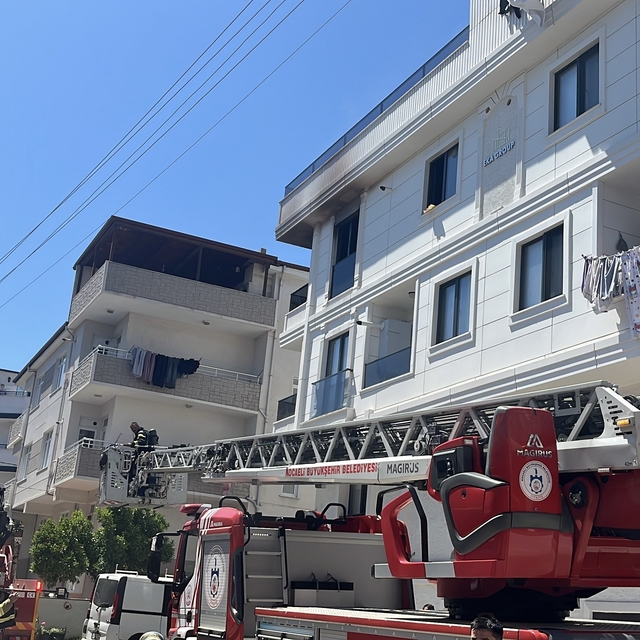 Yangında mahsur kalan hamile anne ve 2 çocuğu kurtarıldı