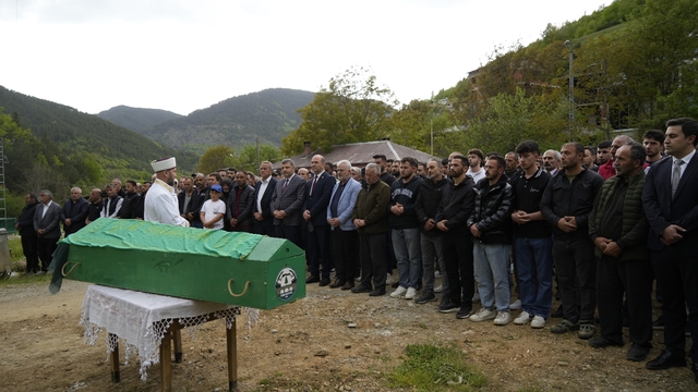 Gümüşhane'de öldürülen genç kadın son yolculuğuna uğurlandı
6 aylık bebeğini geride bırakan Arzu Pekin defnedildi