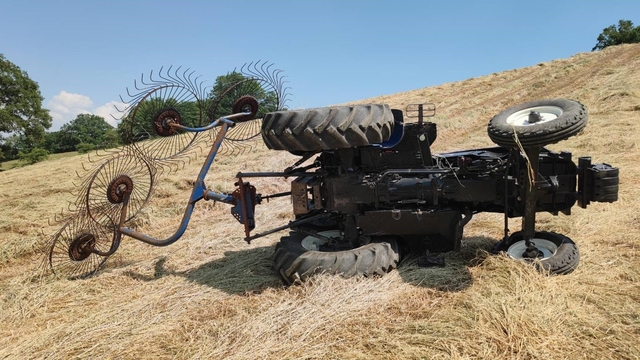 Tarlada feci kaza: Traktörün devrildiği sürücüden acı haber