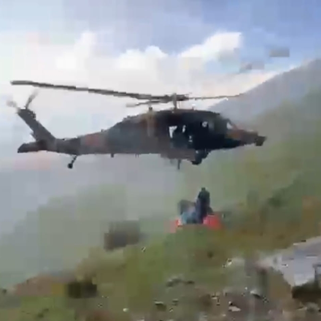 Malatya'da dağlık alanda kalp krizi geçiren vatandaş askeri helikopterle ku...