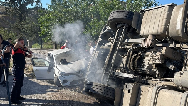 TIR ile otomobil kafa kafaya çarpıştı: 1'i ağır, 4 yaralı