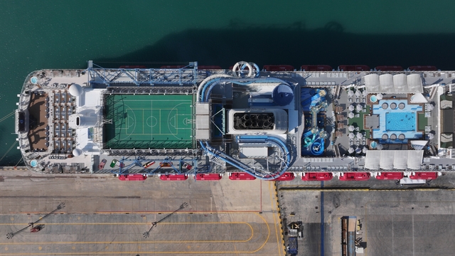 Malta bayraklı Aroya Cruise, Antalya Limanı'na demirledi