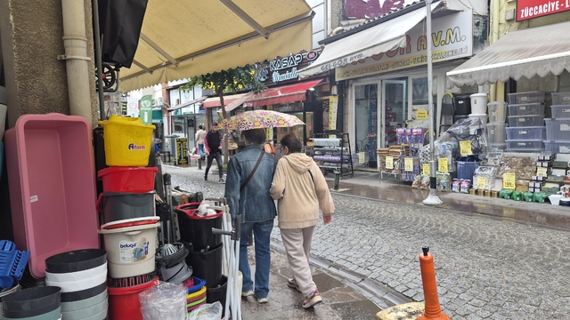 Gün boyu havanın sıcak olduğu Eskişehir'de yağışlar etkisini gösterdi