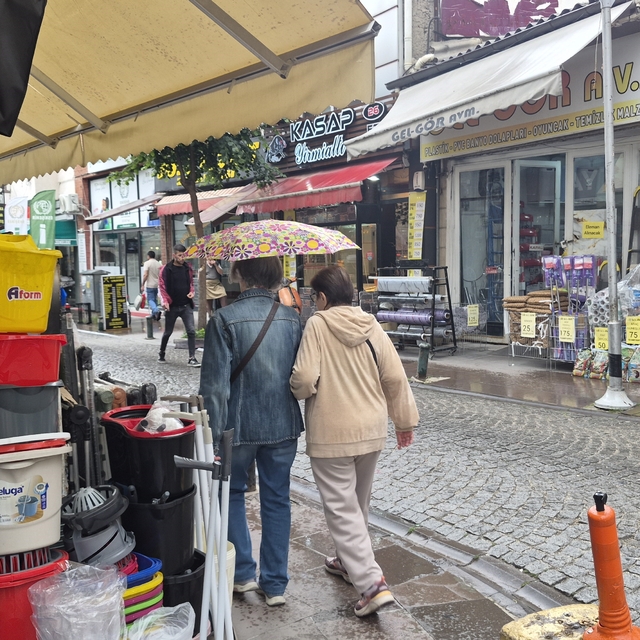 Gün boyu havanın sıcak olduğu Eskişehir'de yağışlar etkisini gösterdi