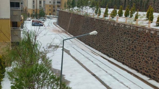 Gümüşhane'de dolu ve sağanak hayatı felç etti