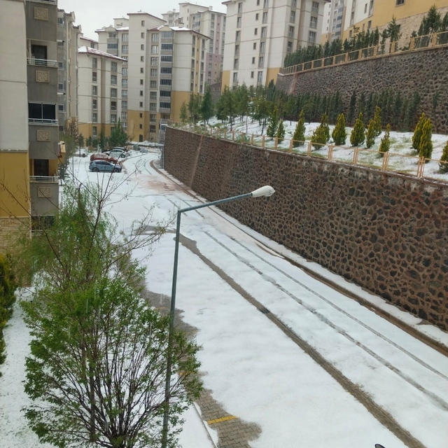 Gümüşhane'de dolu ve sağanak hayatı felç etti