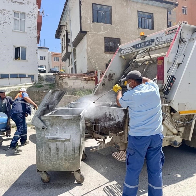 Hisarcık'ta çöp konteynerlerinde temizlik ve dezenfeksiyon çalışması